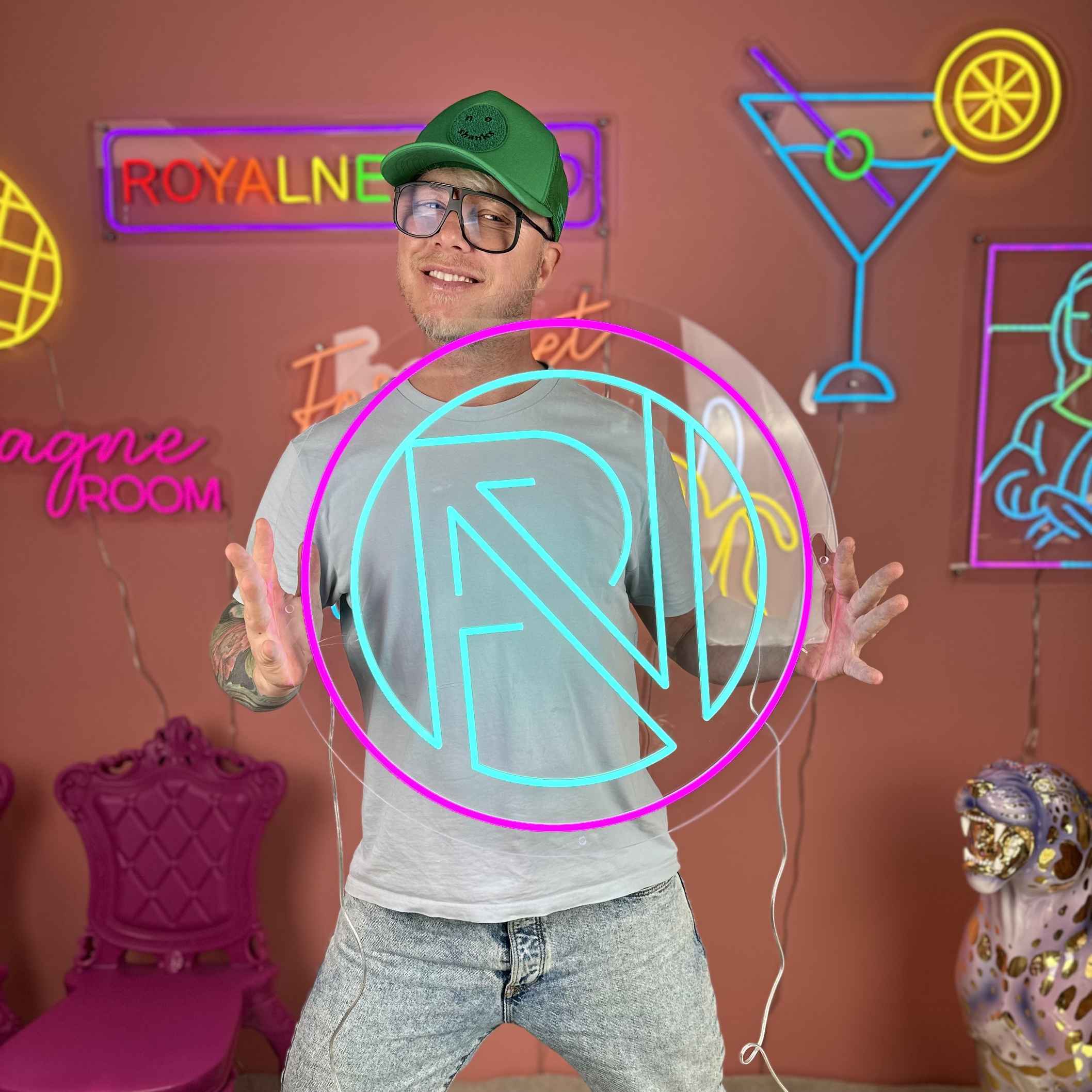 Neonskylt med Royalneon-logotypen