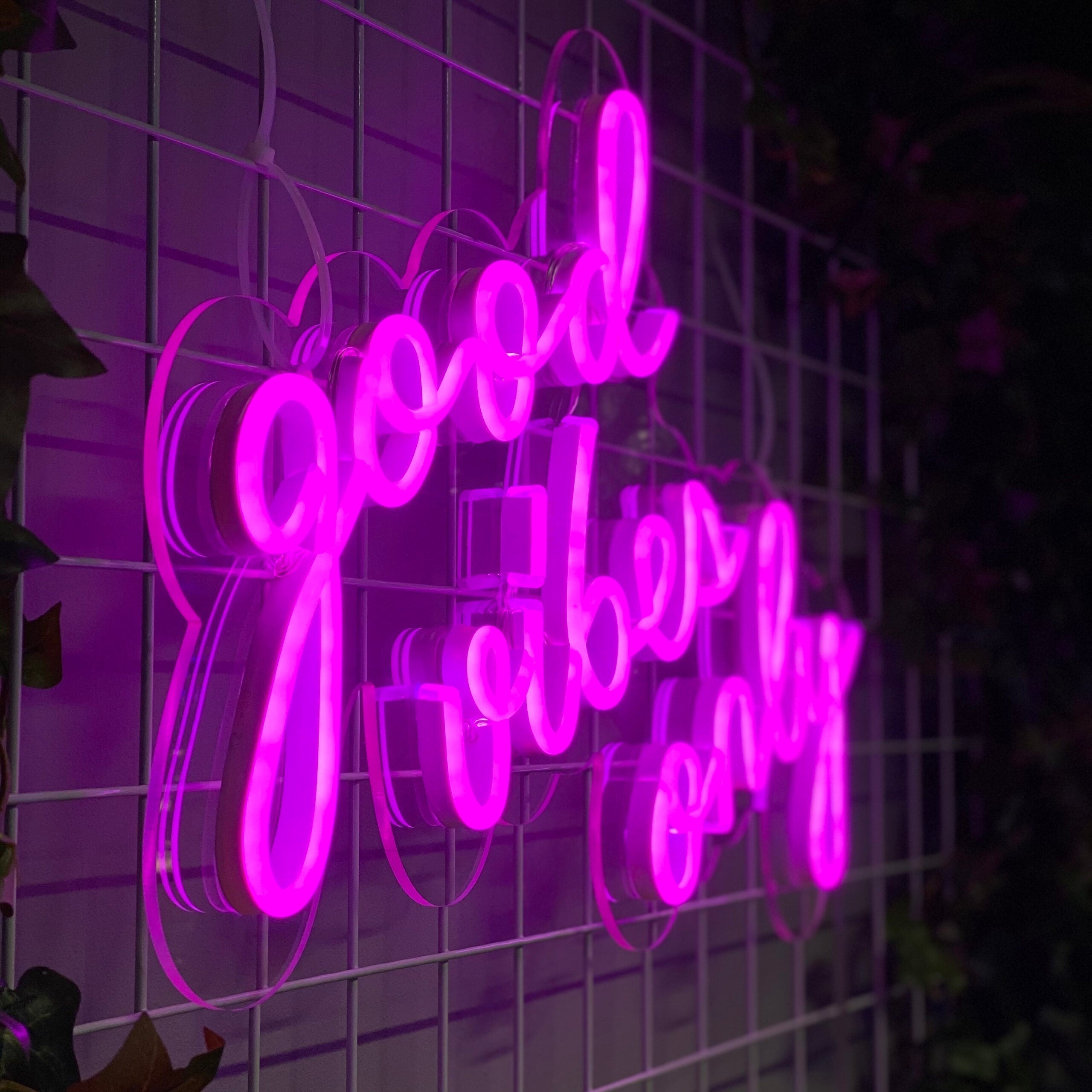 "good vibes only" LED NEONSKILT. XXL.