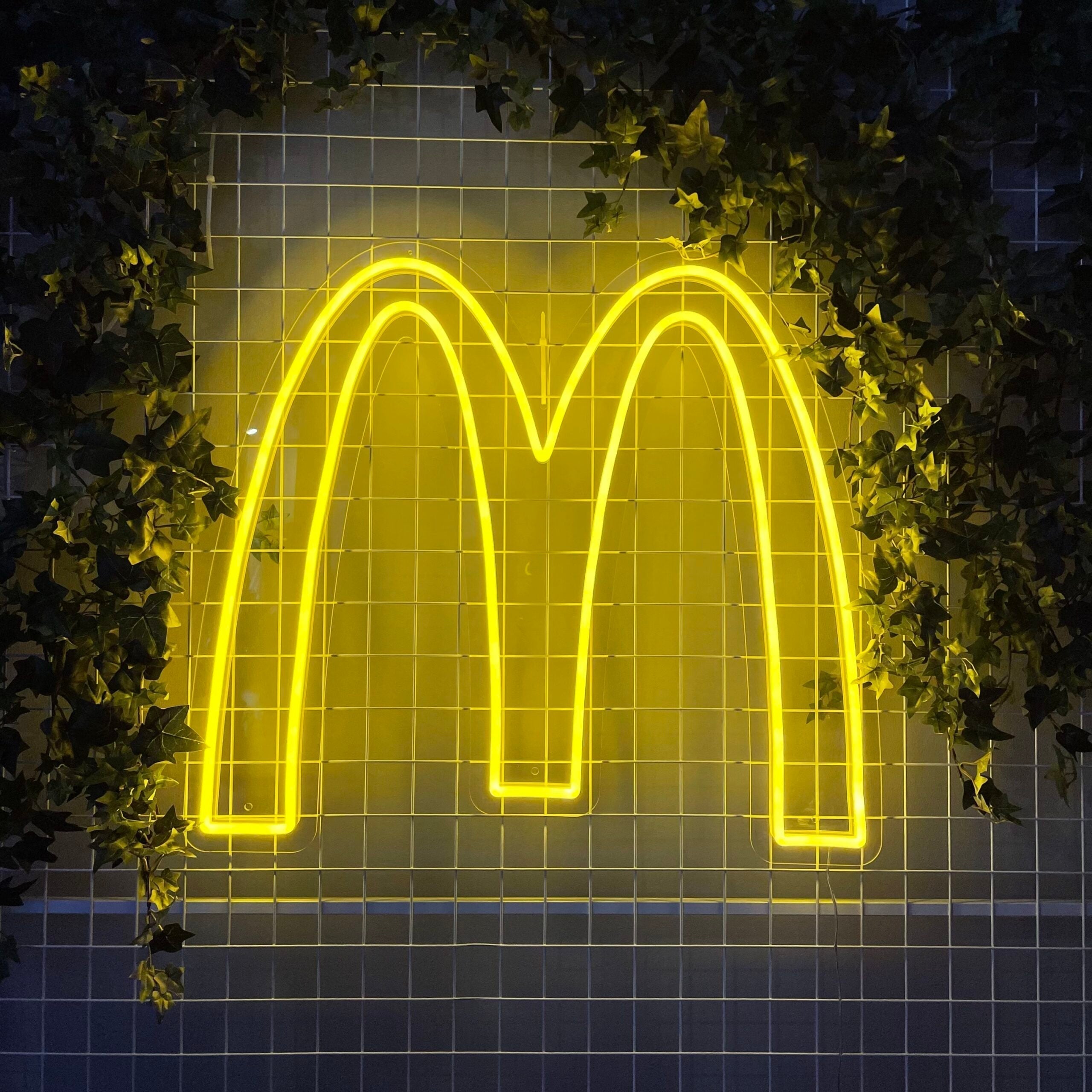 "M" LED NEONSKILT.