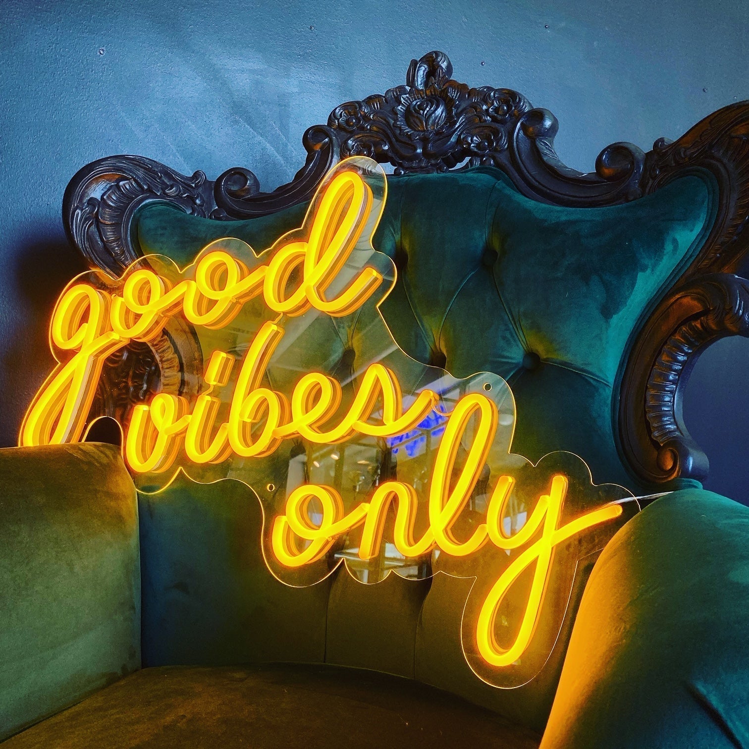 "good vibes only" LED NEONSKILT. 83x54 cm.