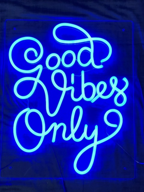 "Good Vibes Only" LED NEONSKILT. 68x56cm