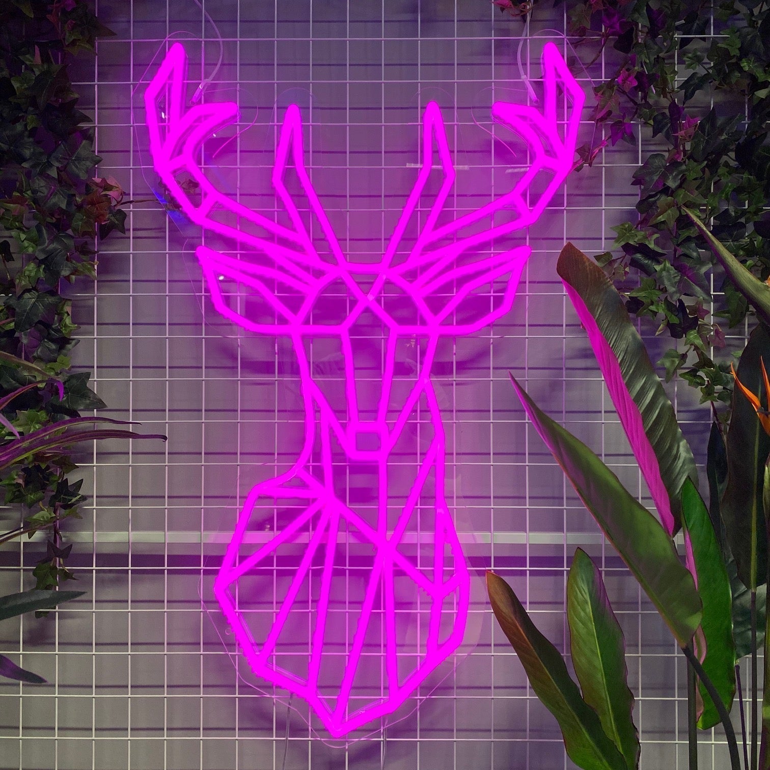 "RainDeer" LED NEONSKILT. Hot Pink.
