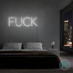 LED-neonskilt med teksten «FUCK», gulgrønt lys.