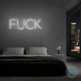 LED-neonskilt med teksten «FUCK», gulgrønt lys.