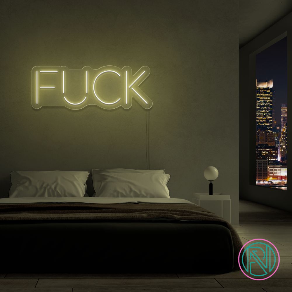 LED-neonskilt med teksten «FUCK» i varm gulhvit belysning