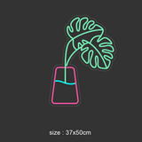 LED-neonskilt: vase og monstera-blader i grønt og rosa, størrelse 37×50 cm