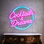Rundt LED-neonskilt med rosa «Cocktails & Dreams» og blå lysring