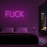 LED-neonskilt med teksten «FUCK» i lilla belysning