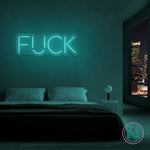 LED-neonskilt med teksten «FUCK» i cyan belysning