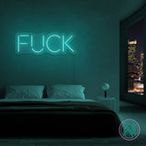 LED-neonskilt med teksten «FUCK» i cyan belysning