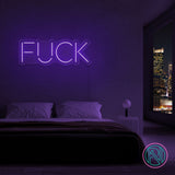LED-neonskilt med teksten «FUCK» i fiolett blå belysning