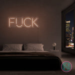 LED-neonskilt med teksten «FUCK» i varm hvit belysning