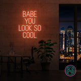 "BABE YOU LOOK SO COOL" Led neonskylt.Välj önskad färg.