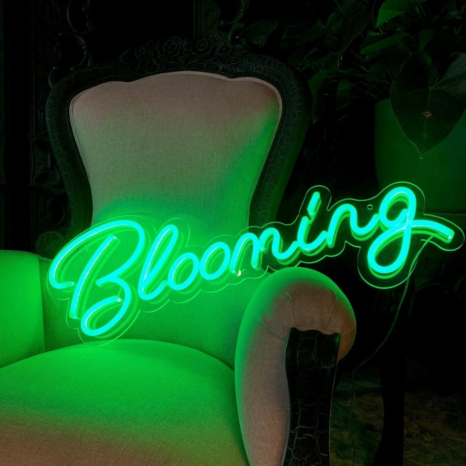 "Blooming" Led neonskylt. 80x31cm. Välj önskad färg.