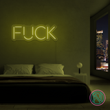 LED-neonskilt med teksten «FUCK», oransje lys.