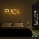 LED-neonskilt med teksten «FUCK», gul glød.