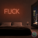 LED-neonskilt med teksten «FUCK», varm oransje glød.