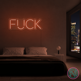 LED-neonskilt med teksten «FUCK», varm oransje glød.