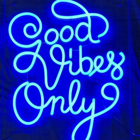"Good Vibes Only" Led neonskylt. 68x56cm