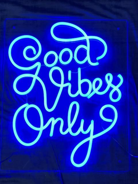 "Good Vibes Only" Led neonskylt. 68x56cm