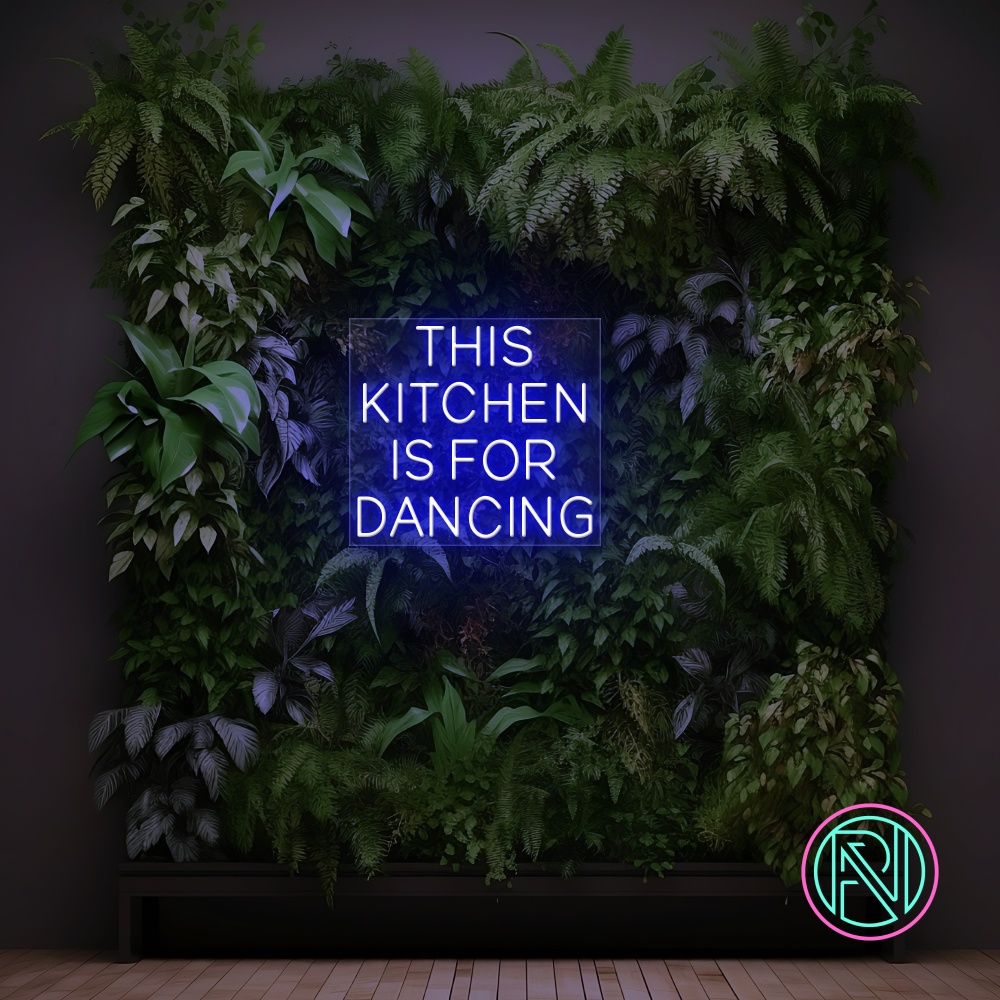 LED-neonskilt med «THIS KITCHEN IS FOR DANCING», isblått lys