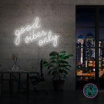 "good vibes only" Led neonskylt. 83x54 cm.