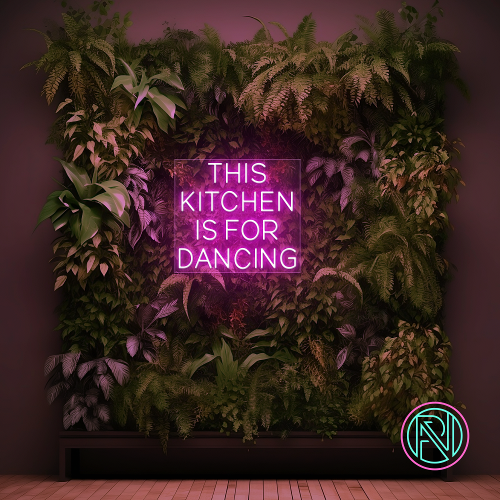 LED-neonskilt med tekst "THIS KITCHEN IS FOR DANCING" i rosa magenta-lys