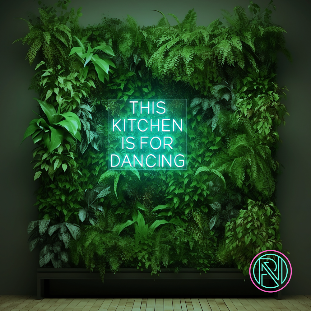 LED-neonskilt med tekst "THIS KITCHEN IS FOR DANCING" i blågrønt lys