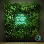 LED-neonskilt med tekst "THIS KITCHEN IS FOR DANCING" i turkist lys