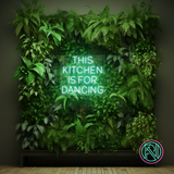 LED-neonskilt med tekst "THIS KITCHEN IS FOR DANCING" i turkist lys
