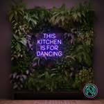 LED-neonskilt med tekst "THIS KITCHEN IS FOR DANCING" i blåfiolett lys