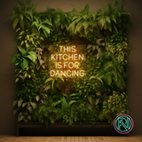 LED-neonskilt med «THIS KITCHEN IS FOR DANCING», varmhvit lysglød