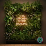 LED-neonskilt med tekst "THIS KITCHEN IS FOR DANCING" i varmglød