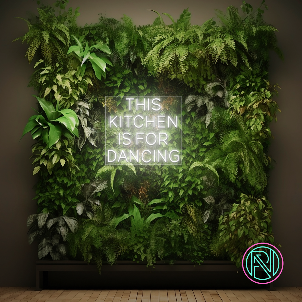 LED-neonskilt med tekst "THIS KITCHEN IS FOR DANCING" i isblått lys
