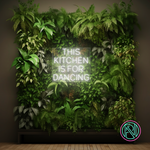 LED-neonskilt med tekst "THIS KITCHEN IS FOR DANCING" i isblått lys