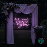 LED-neonskilt med tekst “ALL I want IS you” i lys lilla lys.