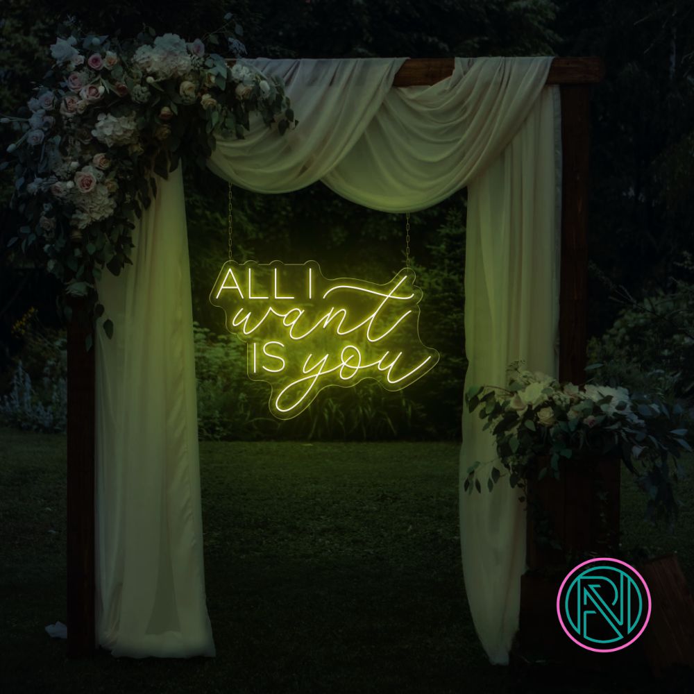 LED-neonskilt med tekst “ALL I want IS you” i sitrongult lys.