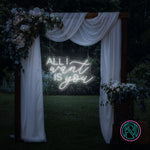 LED-neonskilt med tekst “ALL I want IS you” i kjølig hvitt lys.