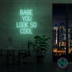 LED-neonskilt med «BABE YOU LOOK SO COOL», grønt lys.