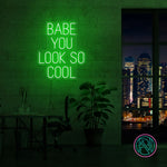 LED neonskilt med «BABE YOU LOOK SO COOL», grønn glød.