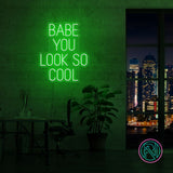 LED neonskilt med «BABE YOU LOOK SO COOL», grønn glød.