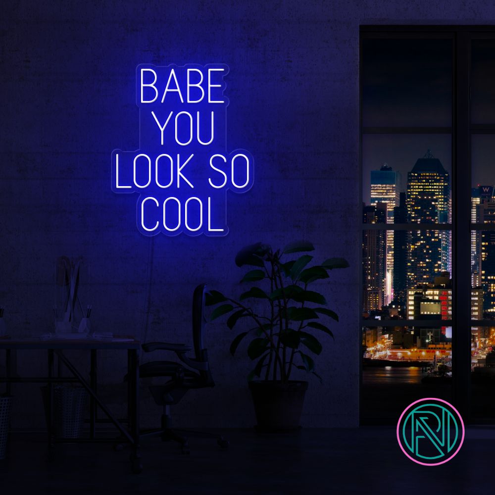 Skap et kult og imponerende uttrykk i ditt rom med led neonskiltet 'babe you look so cool'. Velg en farge som matcher din stil og personlighet, og gi interiøret et unikt preg.