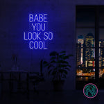 LED neonskilt med «BABE YOU LOOK SO COOL», blå glød.