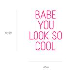 LED-neonskilt med «BABE YOU LOOK SO COOL», rosa lys.