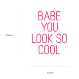 LED-neonskilt med «BABE YOU LOOK SO COOL», rosa lys.