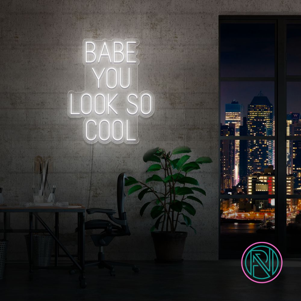 Skap et kult og imponerende uttrykk i ditt rom med led neonskiltet 'babe you look so cool'. Velg en farge som matcher din stil og personlighet, og gi interiøret et unikt preg.