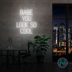 LED-neonskilt med «BABE YOU LOOK SO COOL», hvitt lys.