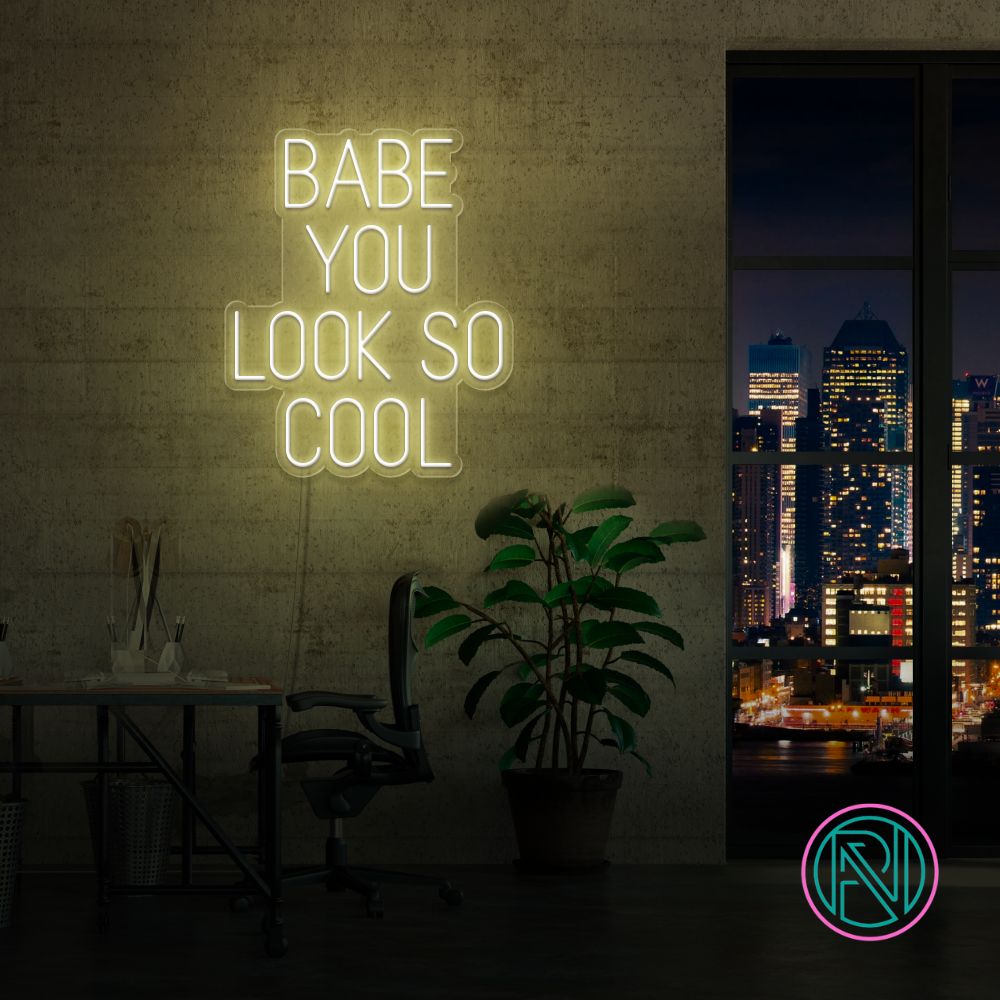 Skap et kult og imponerende uttrykk i ditt rom med led neonskiltet 'babe you look so cool'. Velg en farge som matcher din stil og personlighet, og gi interiøret et unikt preg.