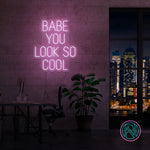 LED-neonskilt med «BABE YOU LOOK SO COOL», lys rosa-lilla.