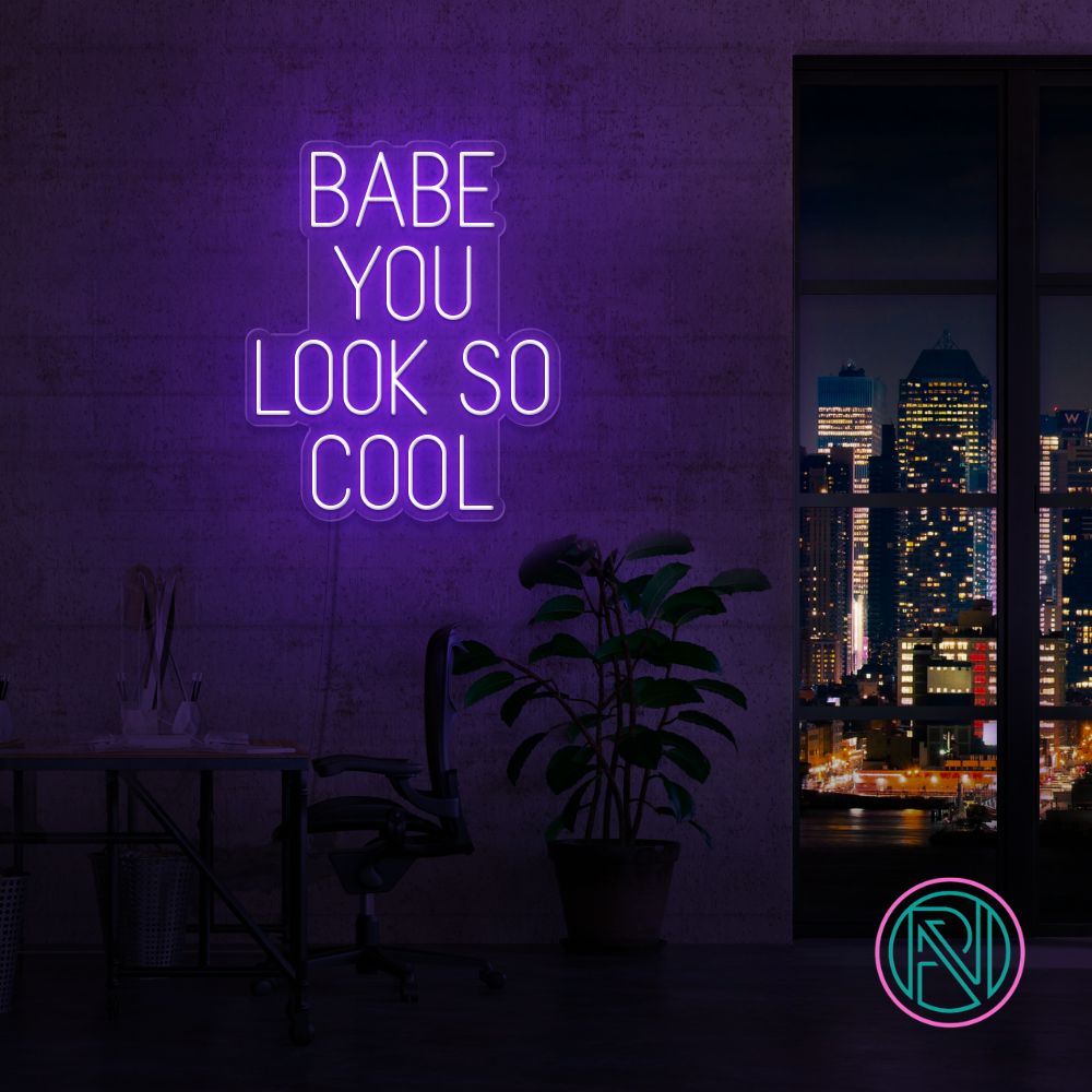 Skap et kult og imponerende uttrykk i ditt rom med led neonskiltet 'babe you look so cool'. Velg en farge som matcher din stil og personlighet, og gi interiøret et unikt preg.